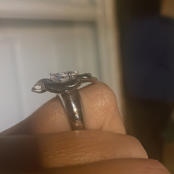 Beautiful ring - Picture 2 of 4
